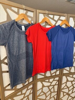 Three pack Athleta momentum seamless Tee Small